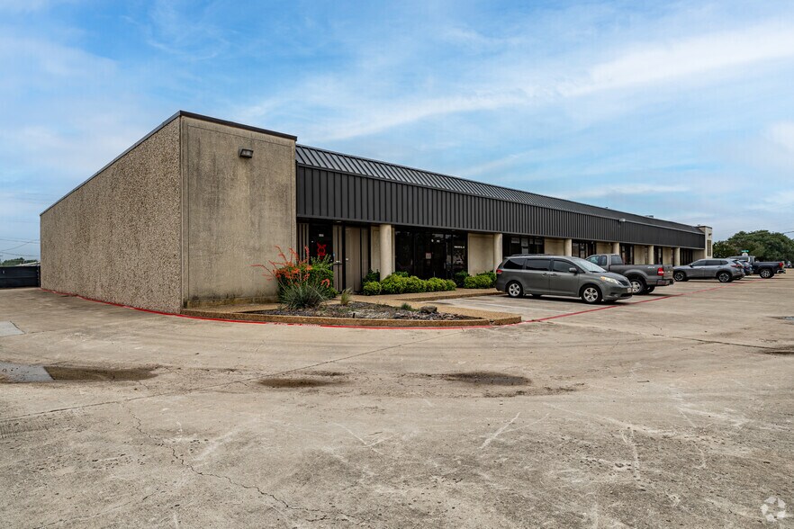 More Photos Of 325 Gold St, Garland Warehouse For Lease