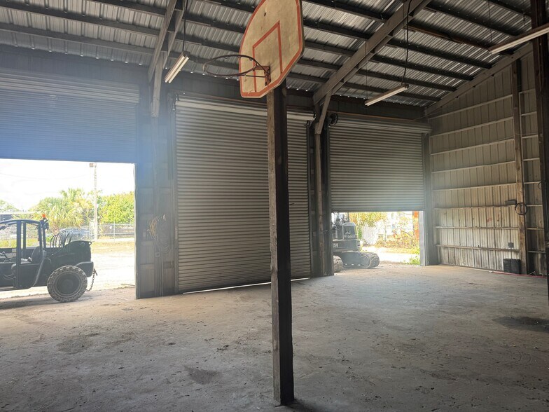 More Photos Of 3110 38th St, Orlando Warehouse For Lease