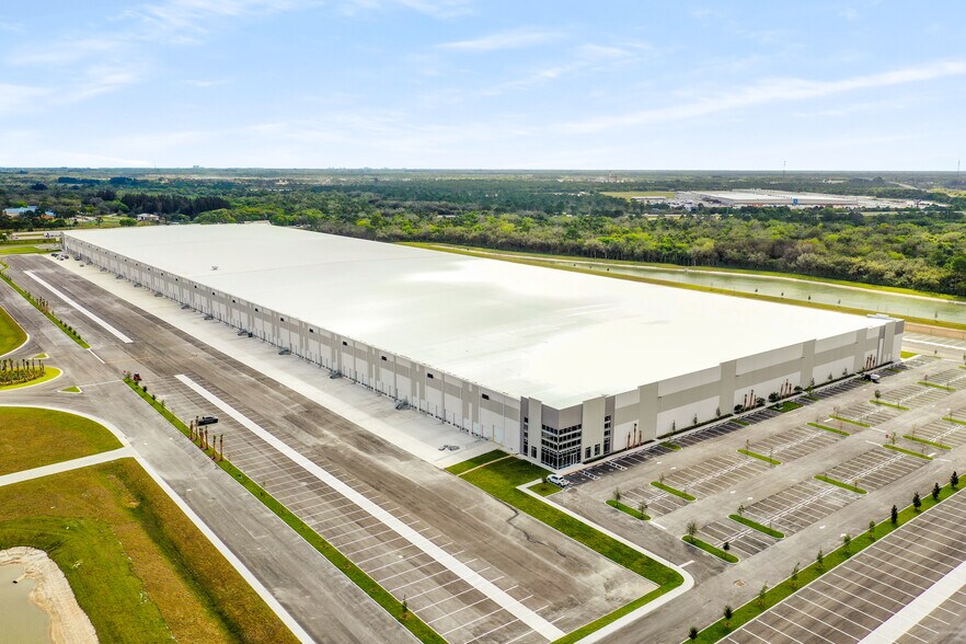 More Photos Of 5001 Crossroads Pky, Fort Pierce Warehouse For Lease