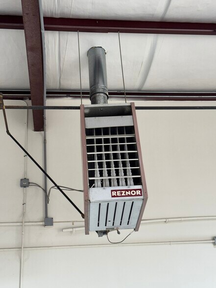 More Photos Of 2005 N Willow Ave, Broken Arrow Service For Lease