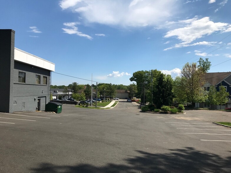 More Photos Of 19 Willard Rd, Norwalk Warehouse For Lease