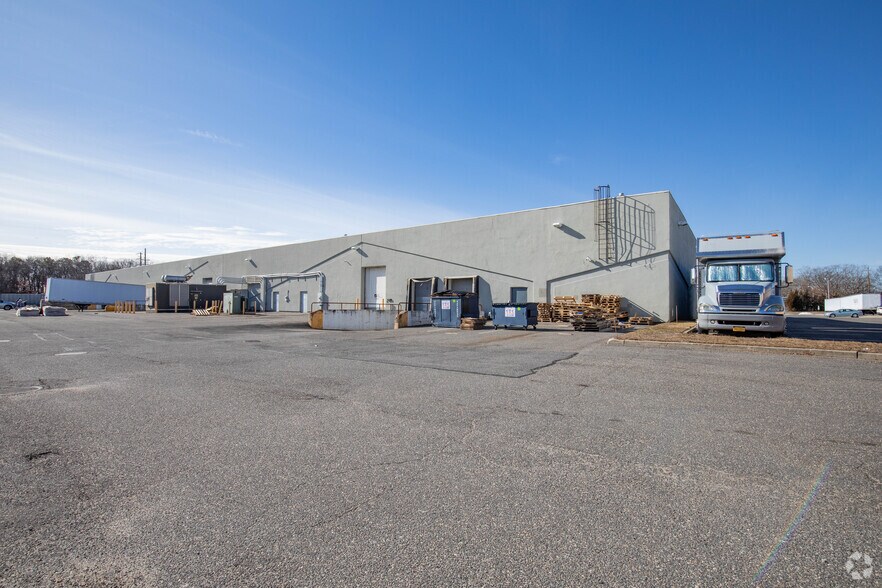 More Photos Of 1101 Lakeland Ave, Bohemia Manufacturing For Lease
