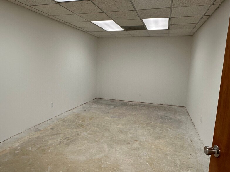 More Photos Of 1011 E 7th St, Odessa Office For Lease