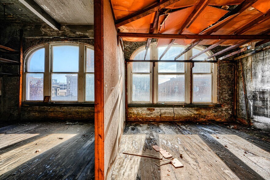 More Photos Of 414-416 E Baltimore St, Baltimore Bar For Sale