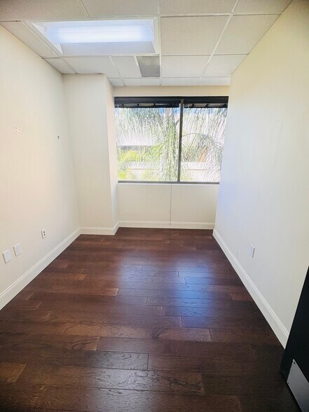 More Photos Of 21731 Ventura Blvd, Woodland Hills Medical For Lease