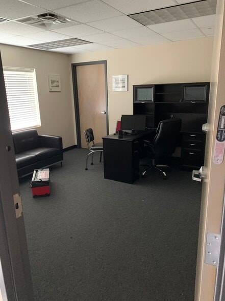 More Photos Of 997 S Riverside Dr, Clarksville Freestanding For Lease