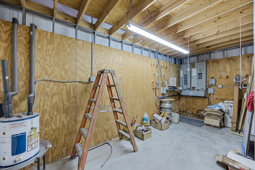 More Photos Of 39 N Madison Dr, Humboldt Showroom For Sale