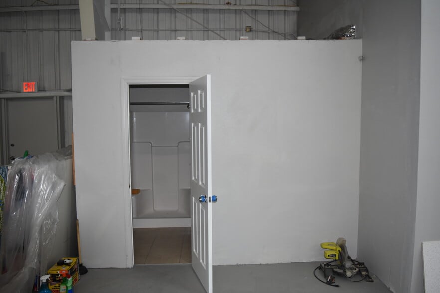 More Photos Of 7621 124th Ave N, Largo Distribution For Lease