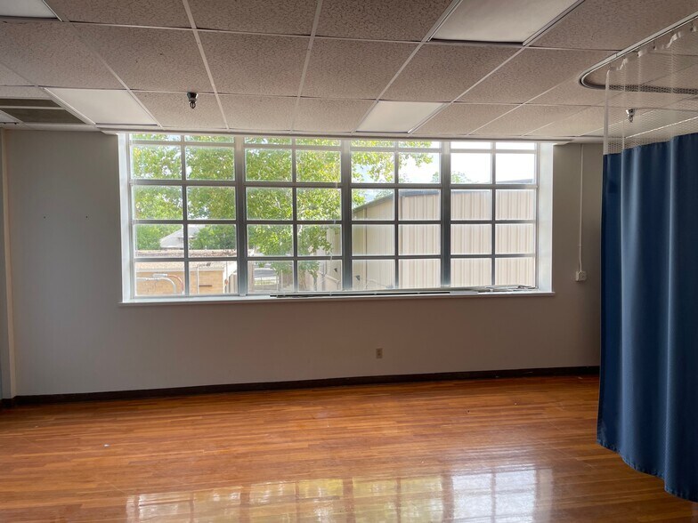 More Photos Of 216 E College St, Seguin Flex For Sale