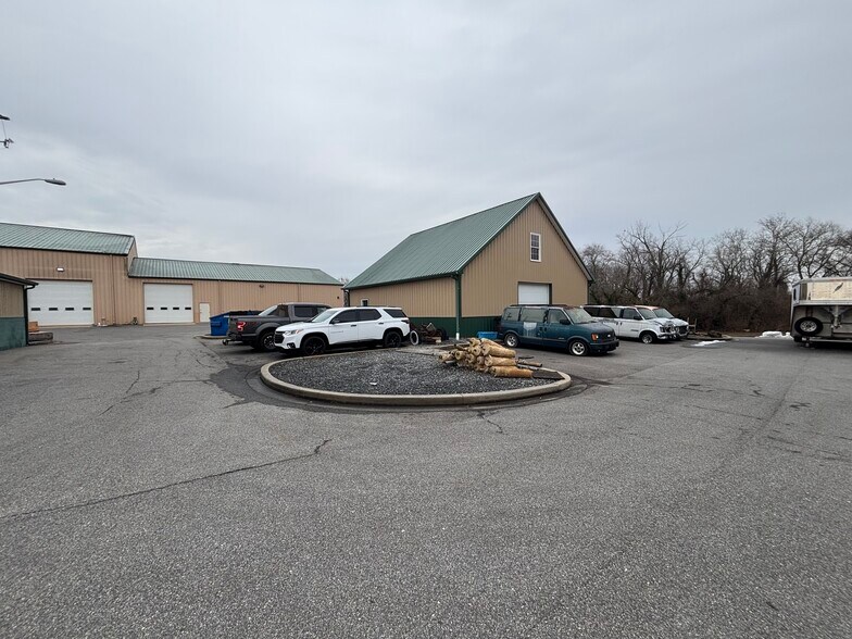 More Photos Of 24848 Meeting House Rd, Denton Warehouse For Lease