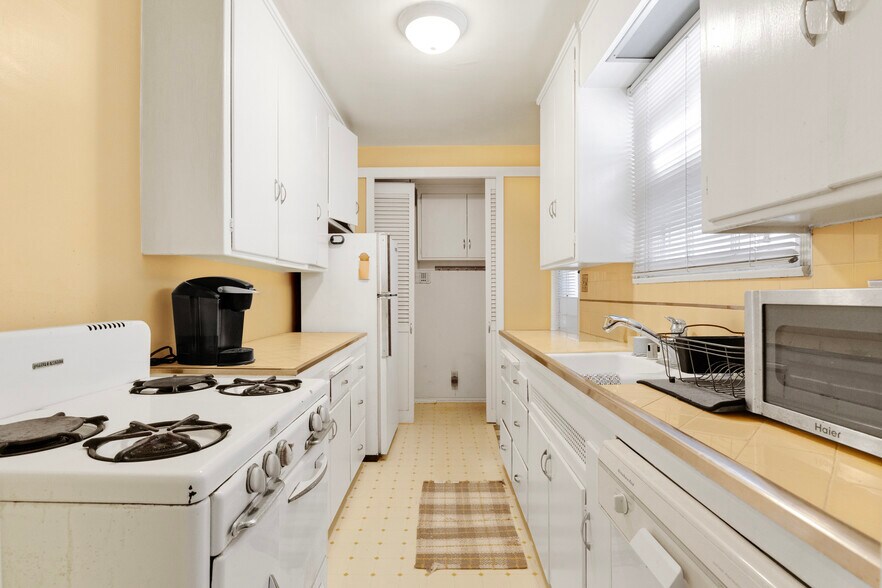 More Photos Of 11737 Bellagio Rd, Los Angeles Multifamily For Sale