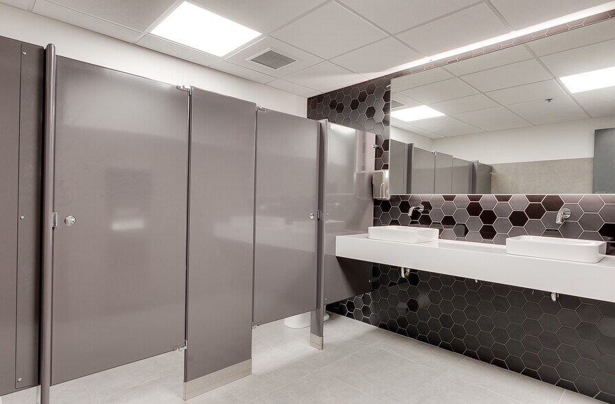 More Photos Of 1305 Boul Lebourgneuf, Québec Office For Lease