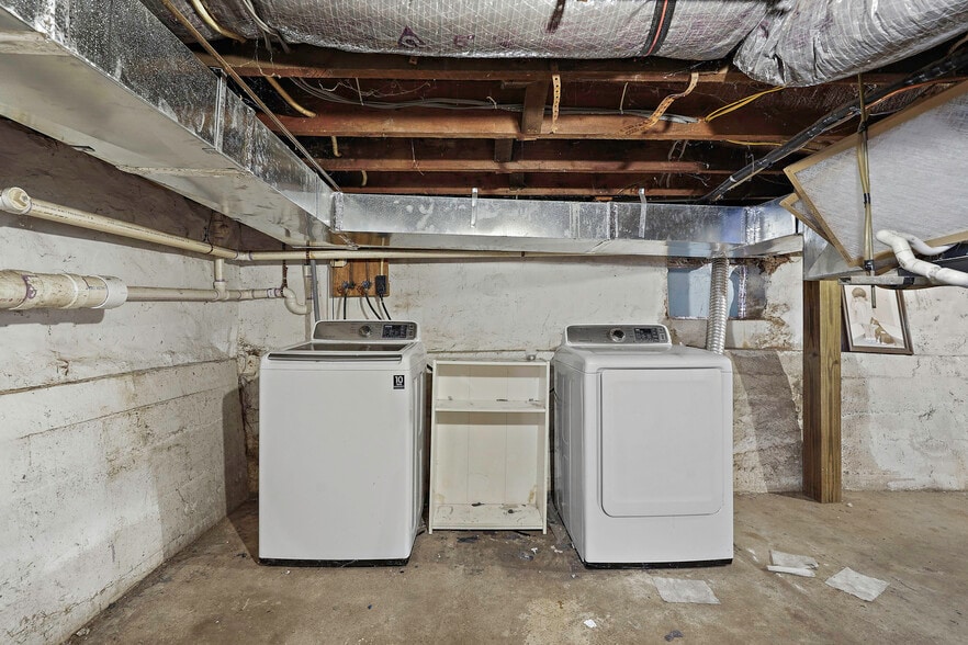 More Photos Of 41 E Colonial Hwy, Hamilton Freestanding For Sale