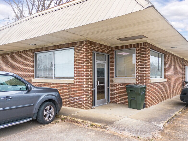 More Photos Of 200 Linden Ave, Hohenwald Loft Creative Space For Sale