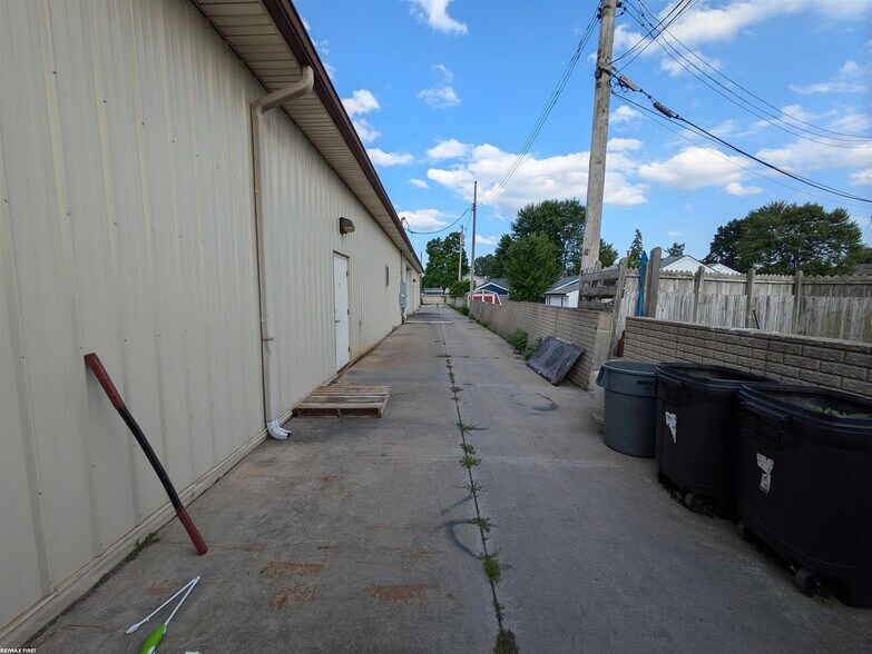 More Photos Of 35850 Utica Rd, Clinton Township General Retail For Sale