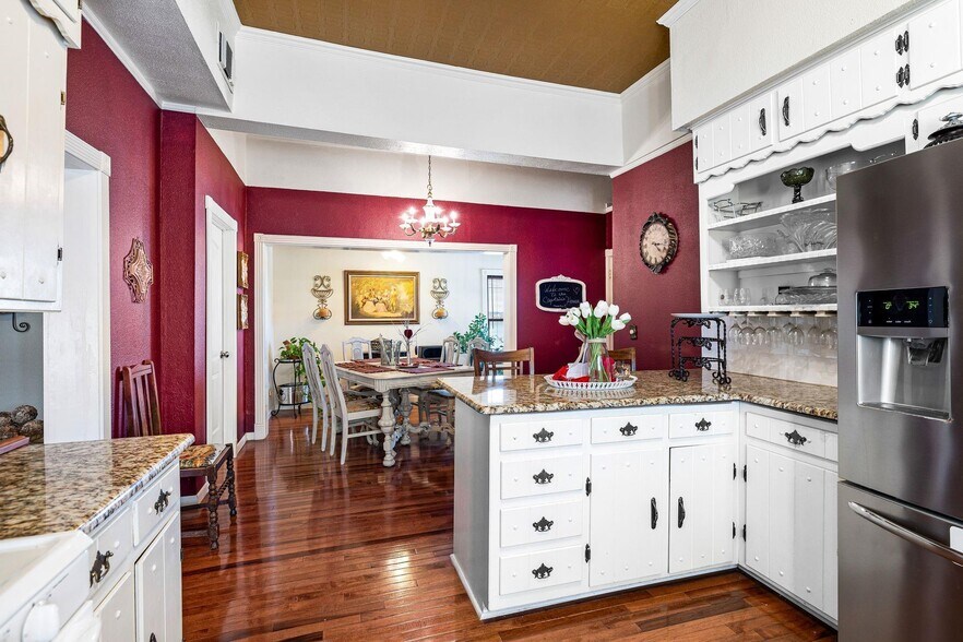 More Photos Of 123 W Doyle St, Granbury Hospitality For Sale