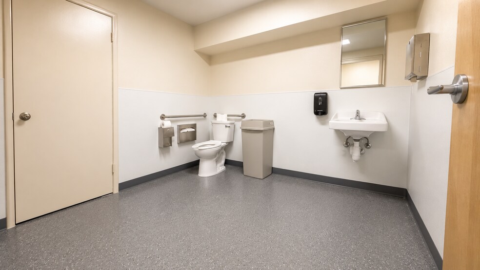 More Photos Of 480 Manor Plz, Pacifica General Retail For Lease
