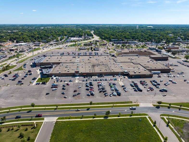 More Photos Of 1400 Madison Ave, Mankato General Retail For Lease