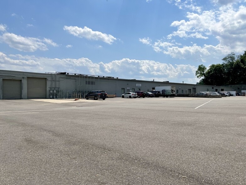 More Photos Of 18-38 Garvies Point Rd, Glen Cove Warehouse For Lease