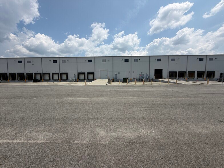 More Photos Of 168 Portside Park Dr, Summerville Distribution For Lease