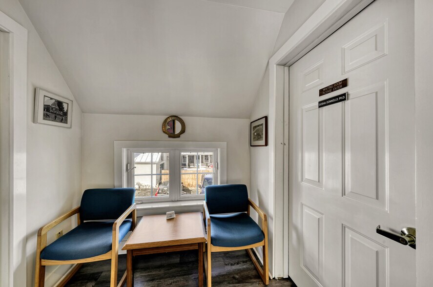 More Photos Of 11 Beaver Meadow Rd, Norwich Office For Sale