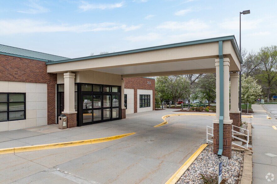 More Photos Of 201 S 68th St Pl, Lincoln Medical For Sale
