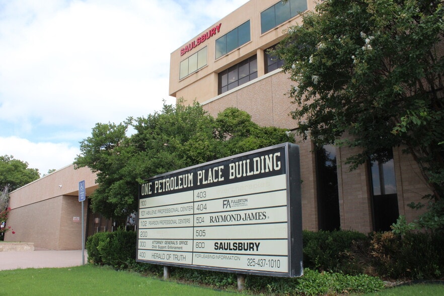 More Photos Of 3444 N 1st St, Abilene Office For Lease