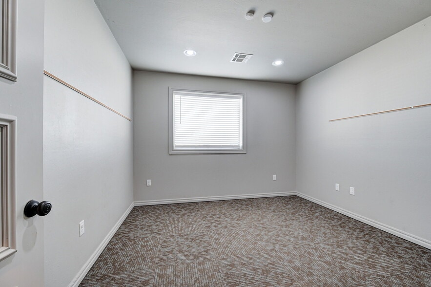 More Photos Of 450 E Main St, Yukon Religious Facility For Sale