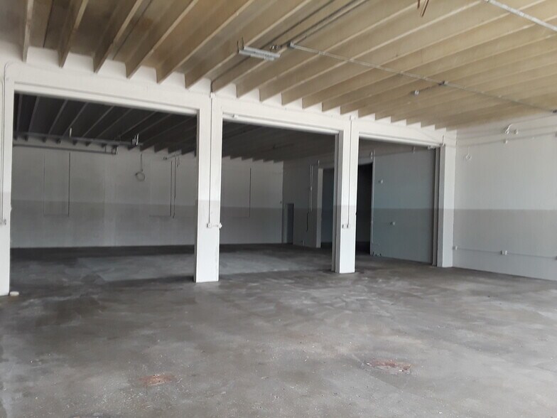 More Photos Of 2022 12th St, Sarasota Auto Repair For Lease