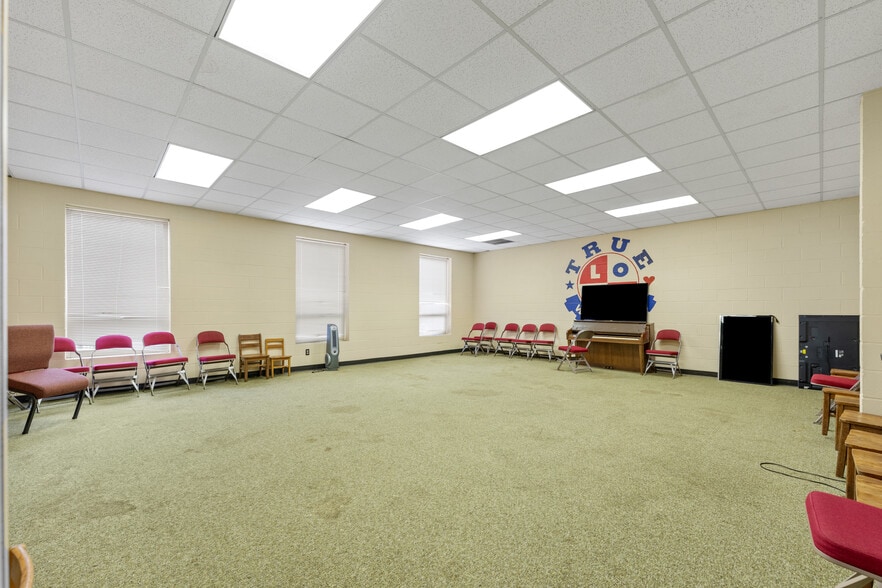 More Photos Of 3411 Covington Pike, Memphis Religious Facility For Sale