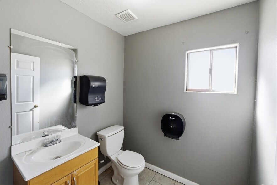 More Photos Of 606 Romero St, Belen Flex For Sale