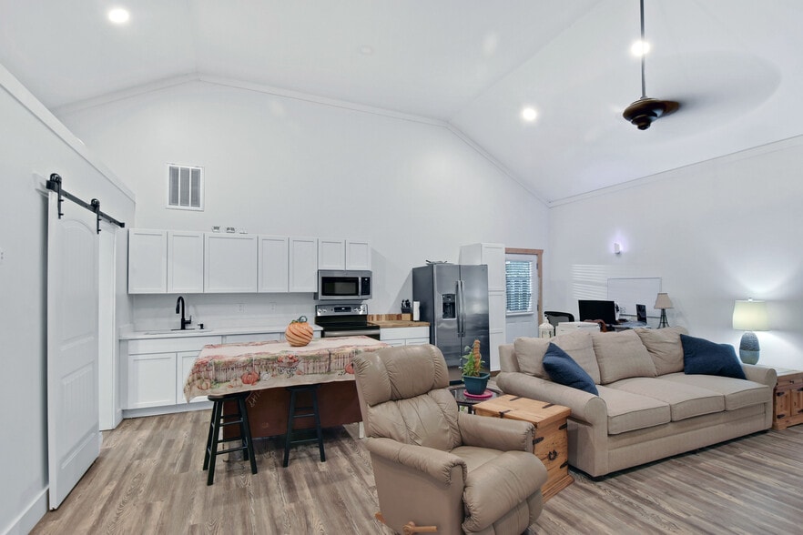 More Photos Of 1607 Norwich St, Brunswick Flex For Sale