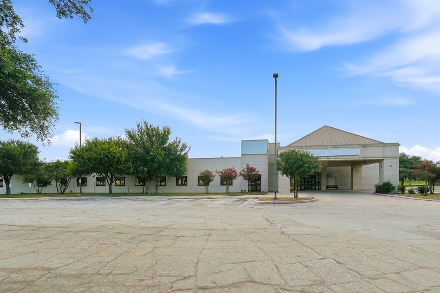 More Photos Of 7400 Barlite Blvd, San Antonio Medical For Lease