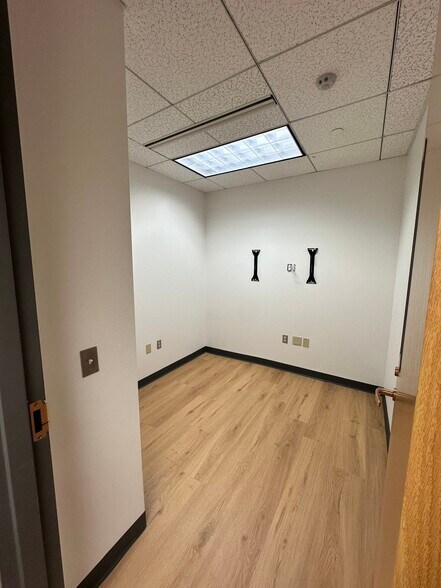 More Photos Of 730 Holiday Dr, Pittsburgh Office For Lease