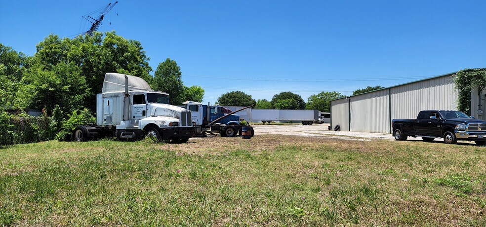 More Photos Of 7305 Julius Schepps Fwy, Dallas Warehouse For Lease