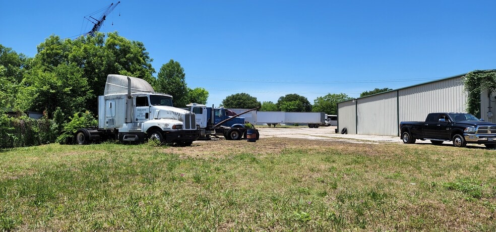 More Photos Of 7305 Julius Schepps Fwy, Dallas Warehouse For Lease