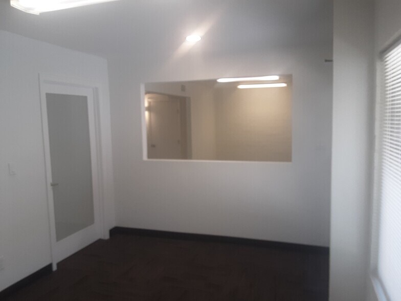 More Photos Of 2412 W Greenway Rd, Phoenix Office For Lease