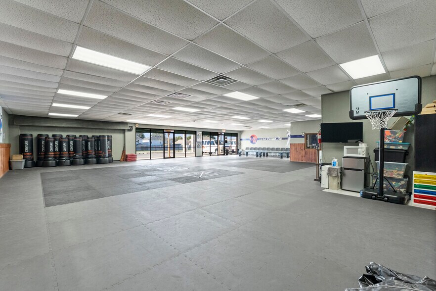 More Photos Of 9585 Braun Rd, San Antonio Storefront Retail Office For Sale