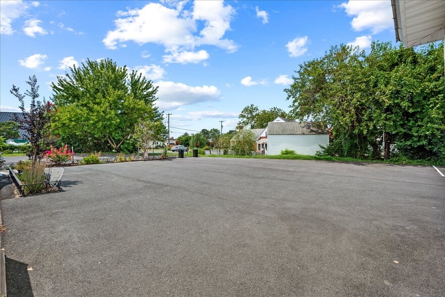 More Photos Of 10 Irving Ave N, Colonial Beach Apartments For Sale