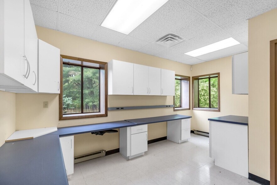 More Photos Of 160 Old Farm Rd, Amherst Office For Sale