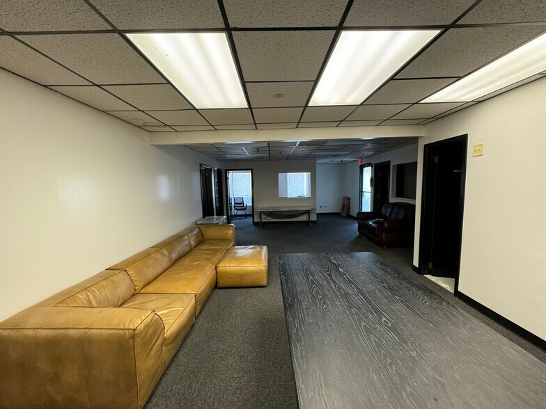 More Photos Of 5 Brayton Ct, Commack Warehouse For Lease