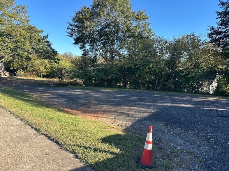 More Photos Of 836 S Broad St, Commerce Freestanding For Sale