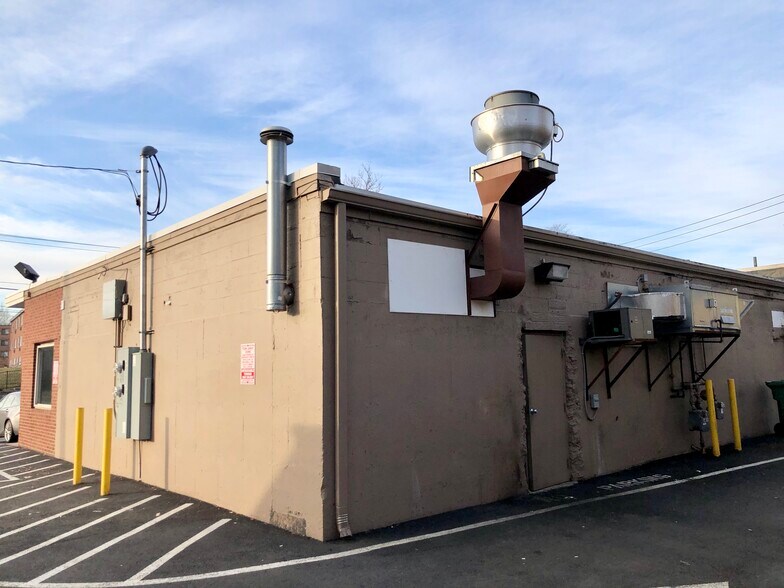 More Photos Of 688 Washington St, Middletown Freestanding For Lease