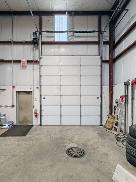 More Photos Of 1760 Commerce Dr, Montgomery Warehouse For Lease