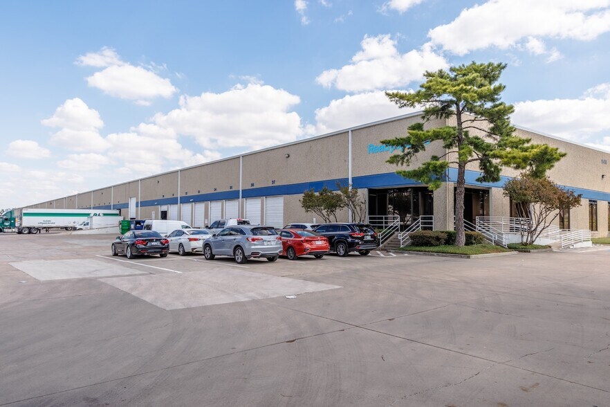 More Photos Of 11410-11420 Mathis Ave, Farmers Branch Distribution For Lease