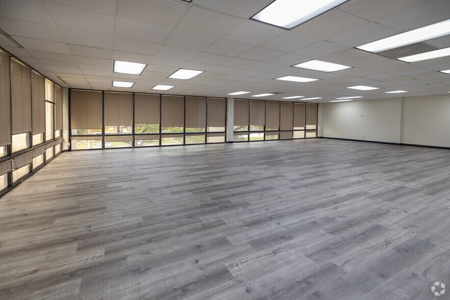 More Photos Of 900 N University Blvd, Jacksonville Medical For Lease