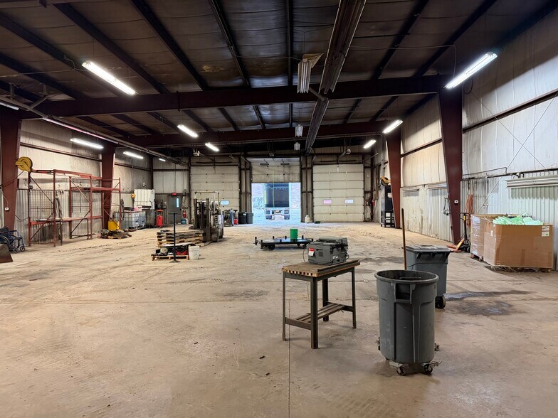 More Photos Of 1705 Dixie Rd, Neenah Flex For Lease