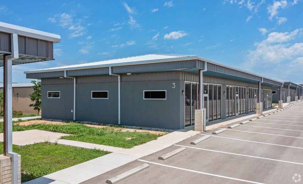 More Photos Of 706 Leander Dr, Leander Unknown For Lease