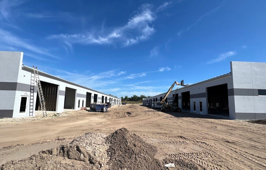 More Photos Of 16103 Lee Rd, Fort Myers Light Manufacturing For Lease