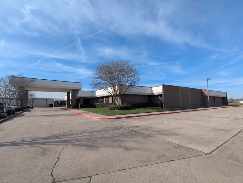More Photos Of 1323 S 27th St, Nederland Medical For Sale
